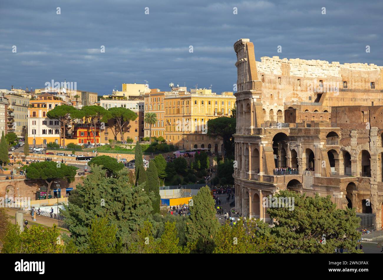 Parcial del coliseo bajo el sol dorado en Roma, Italia, turista, viajes Foto de stock