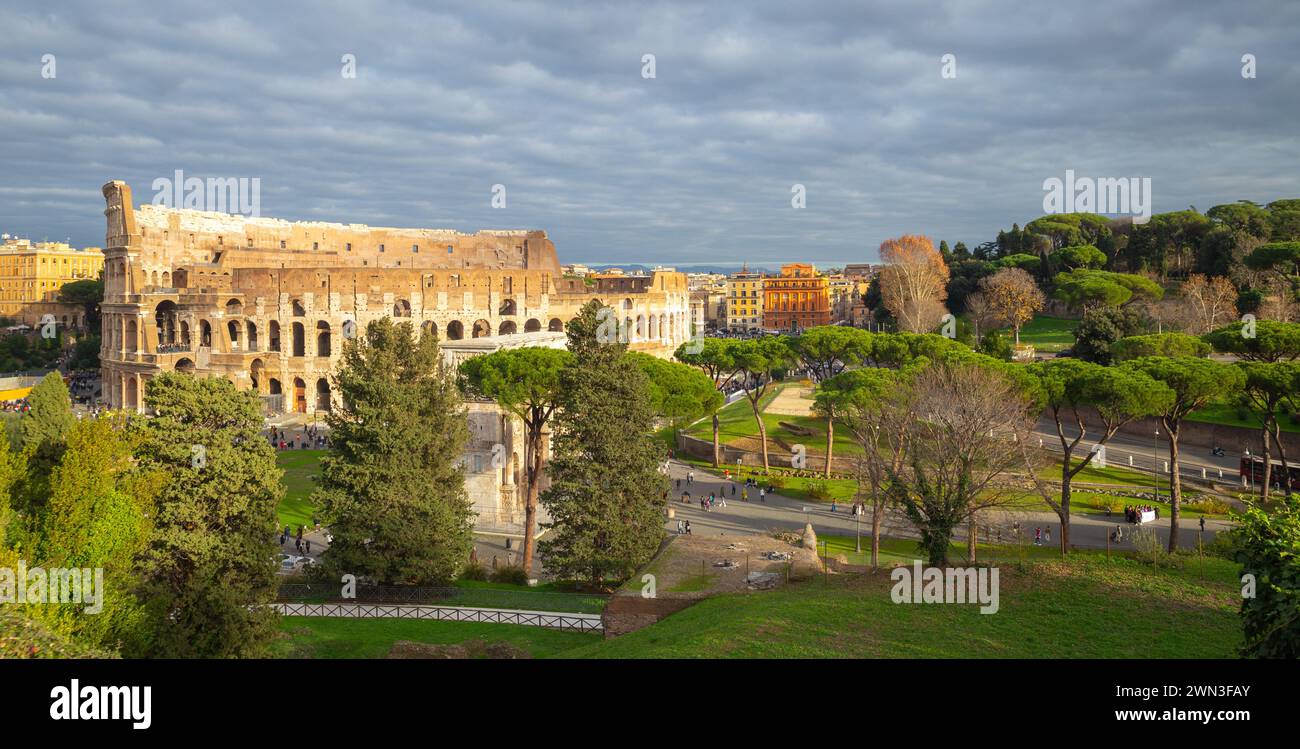 El coliseo bajo el sol dorado en Roma, Italia, turista, viaje, foto de cabecera Foto de stock