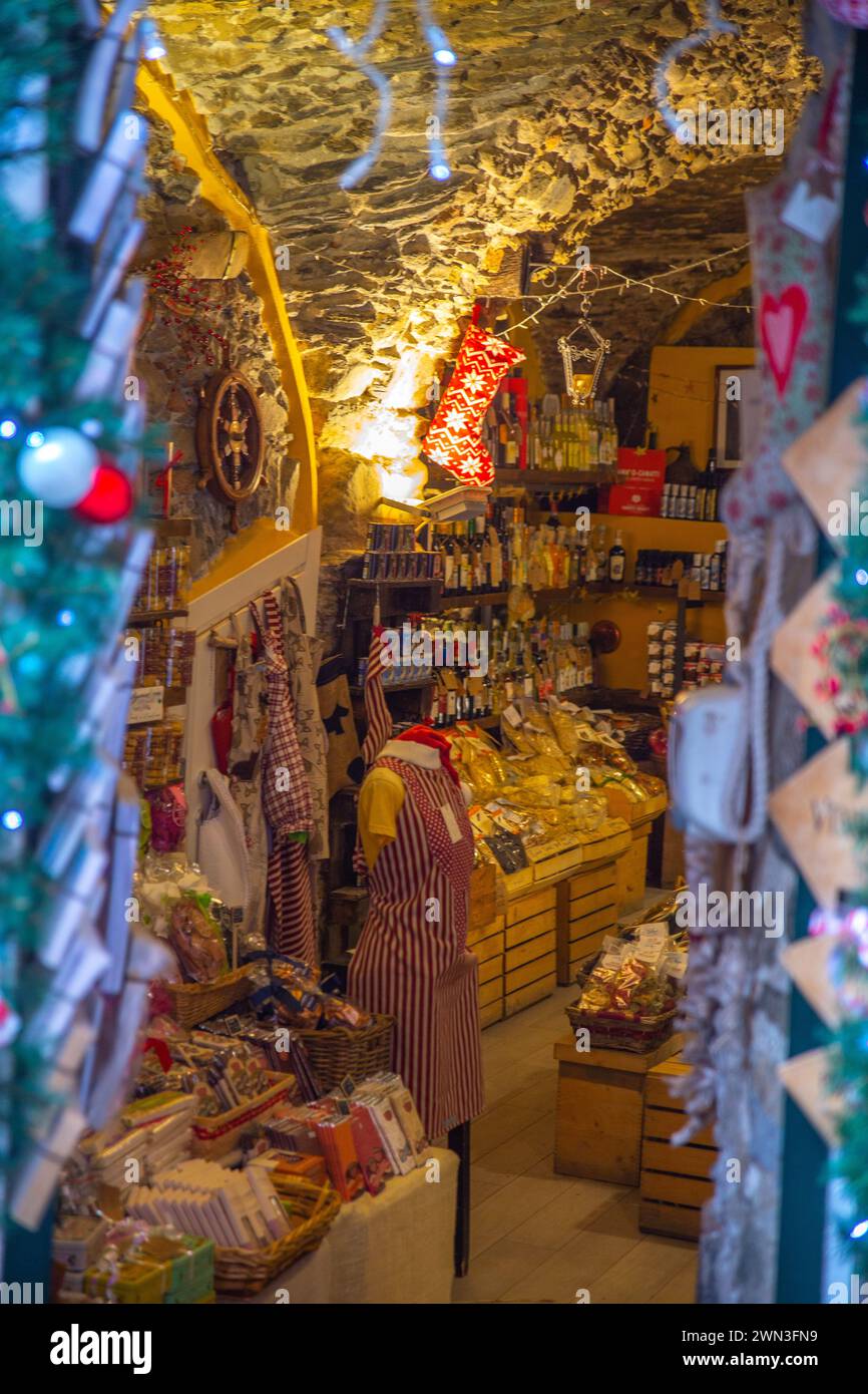 Mira una tienda de regalos en Cinque Terre, Italia Foto de stock