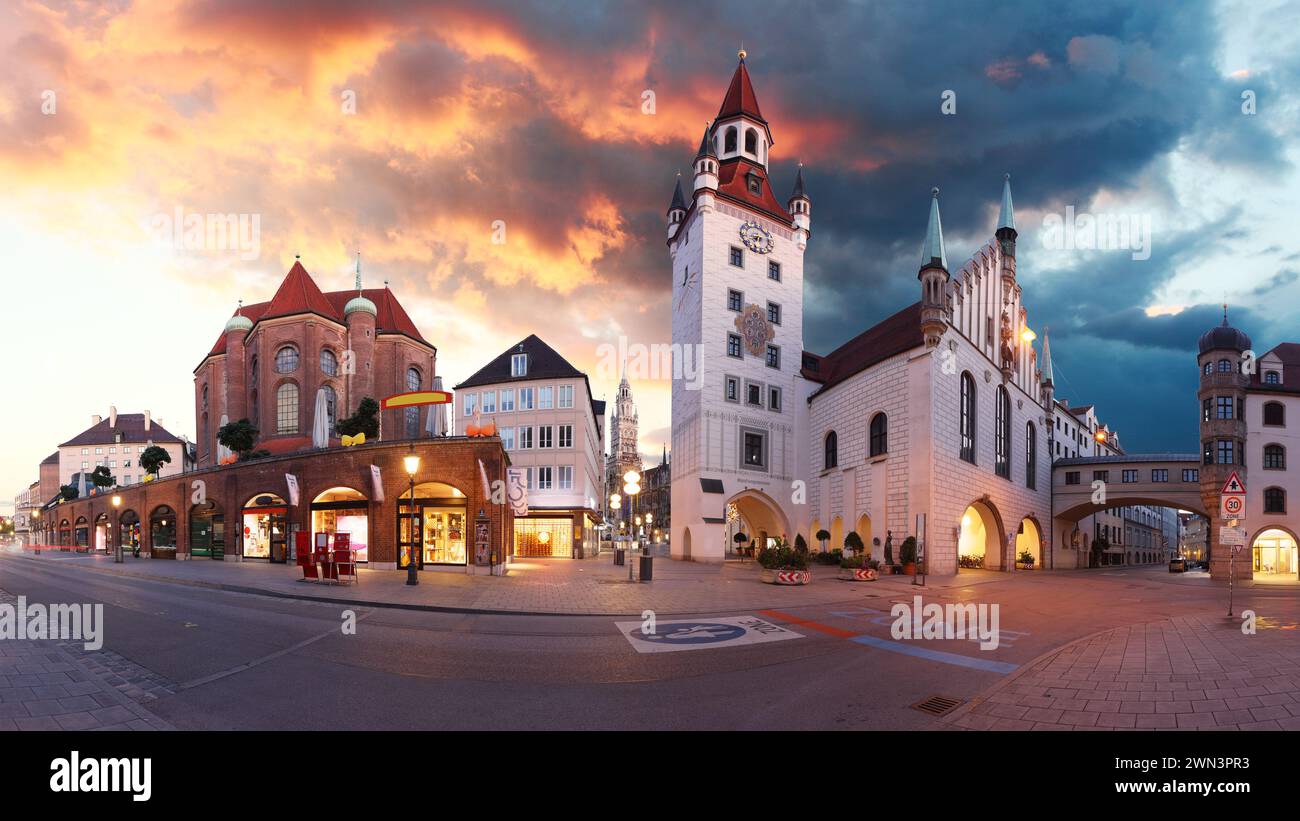 Munich - Marienplatz en la puesta de sol dramática, Alemania Foto de stock