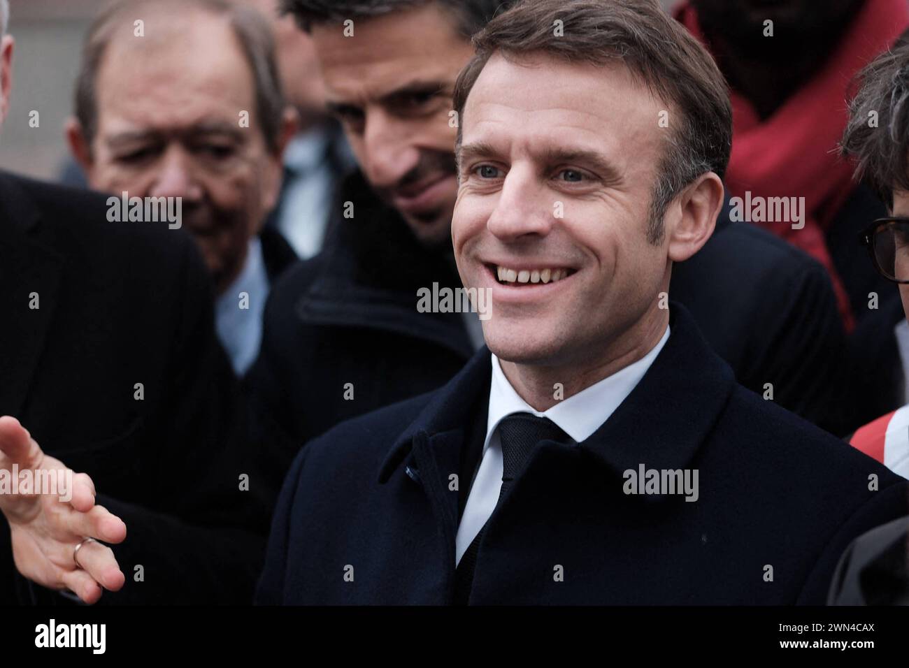 El presidente francés Emmanuel Macron durante la inauguración de la villa olímpica de París 2024 en Saint-Denis, al norte de París, Francia, el 29 de febrero de 2024. El pueblo, construido en un sitio de 52 hectáreas, se encuentra en un grupo de antiguos terrenos baldíos industriales, siendo la pieza central la Cite du Cinema. Foto de Anton Karliner/Pool/ABACAPRESS.COM Foto de stock