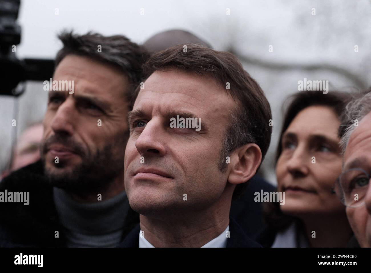 El presidente francés Emmanuel Macron durante la inauguración de la villa olímpica de París 2024 en Saint-Denis, al norte de París, Francia, el 29 de febrero de 2024. El pueblo, construido en un sitio de 52 hectáreas, se encuentra en un grupo de antiguos terrenos baldíos industriales, siendo la pieza central la Cite du Cinema. Foto de Anton Karliner/Pool/ABACAPRESS.COM Foto de stock