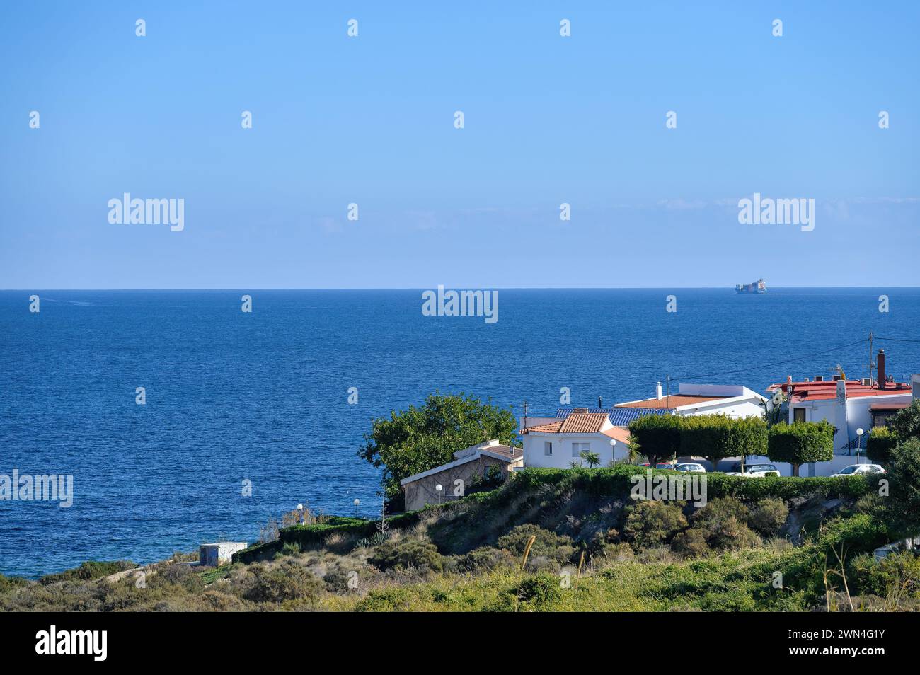 Costa y casas en el Mar Mediterráneo, Alicante, España Foto de stock