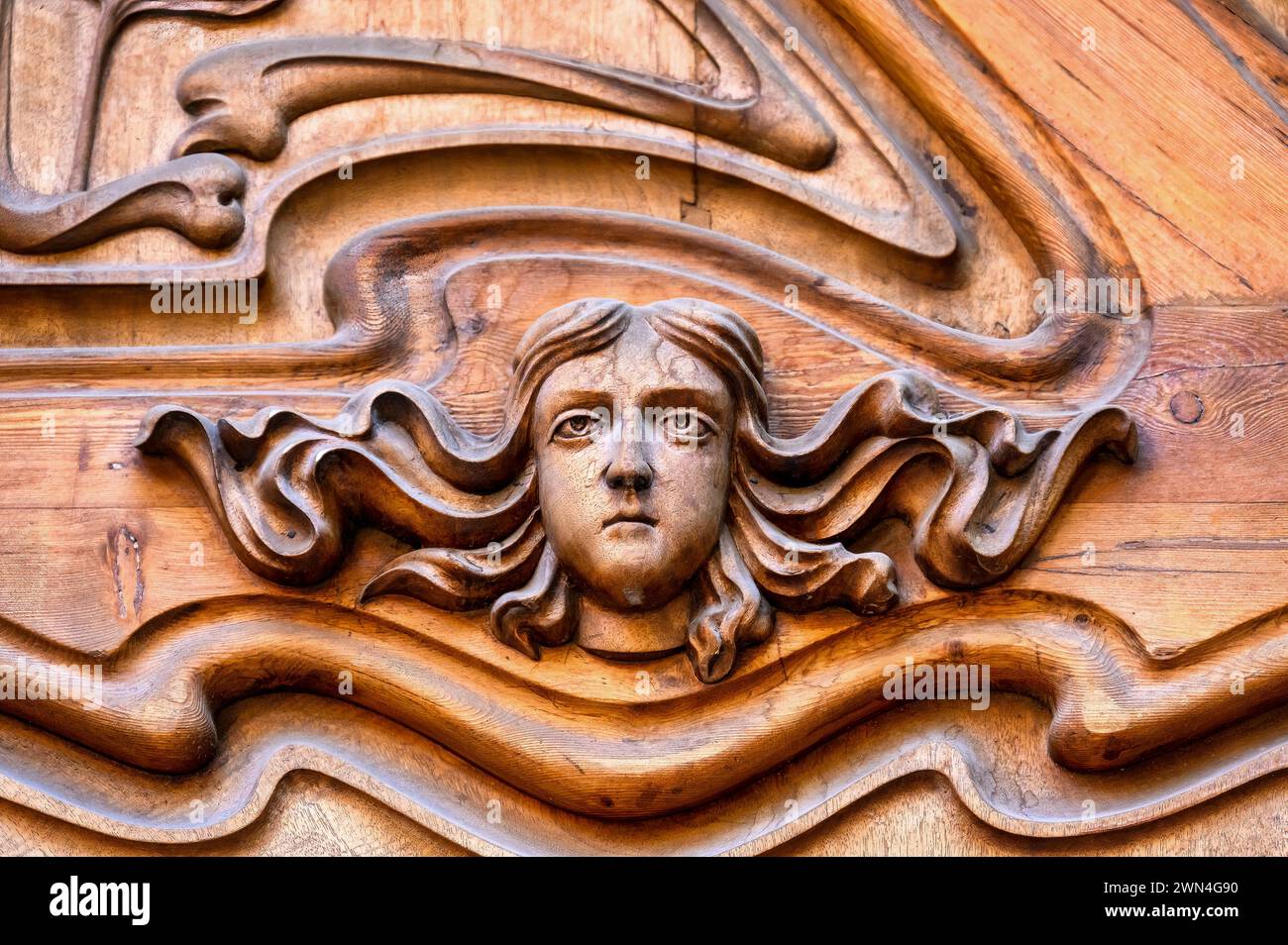 Carpintería y decoración en una puerta de entrada, Alicante, España Foto de stock