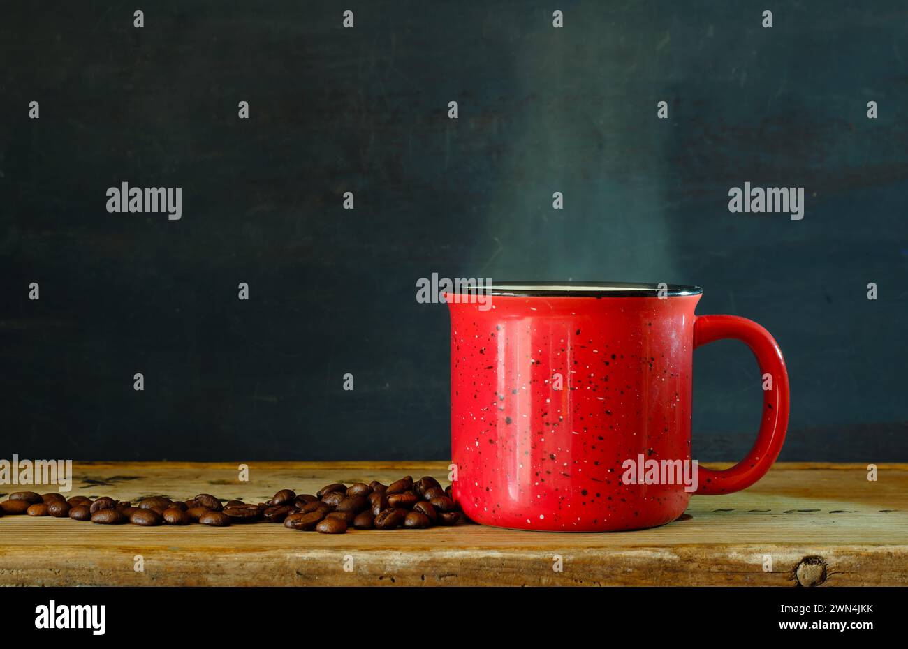 taza de café con café recién hecho en el backgroud oscuro, espacio de copia libre. Foto de stock