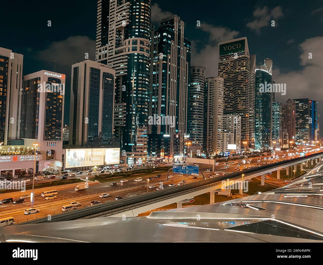 Vista aérea por la noche de los icónicos rascacielos y puntos de referencia de la carretera Sheikh Zayed - Vista aérea de las carreteras y torres de la ciudad de Dubai Foto de stock