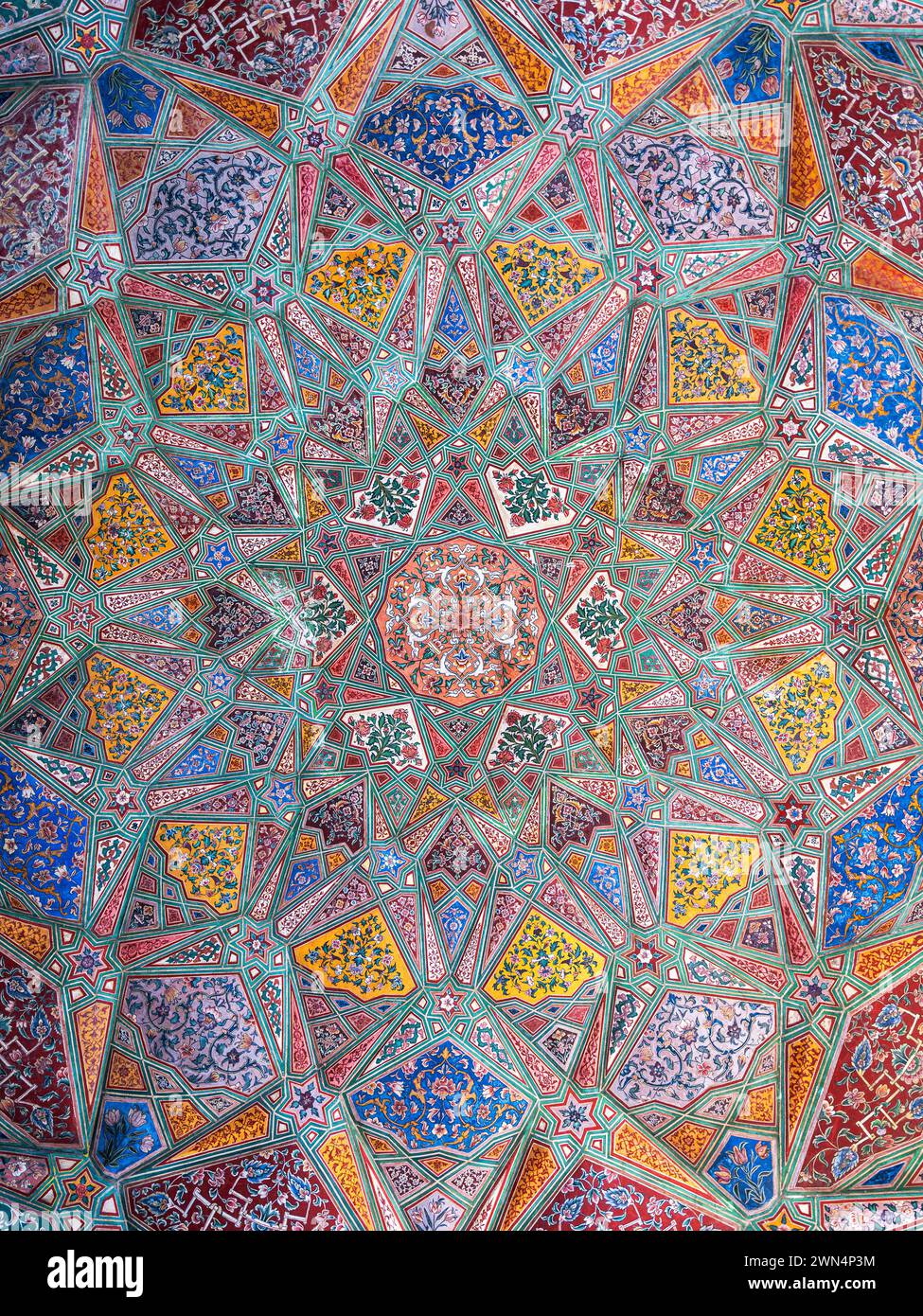 Techo histórico artístico con coloridas decoraciones en Masjid Wazir Khan, una mezquita mogol del siglo XVII ubicada en la ciudad de Lahore, Pakistán. Foto de stock