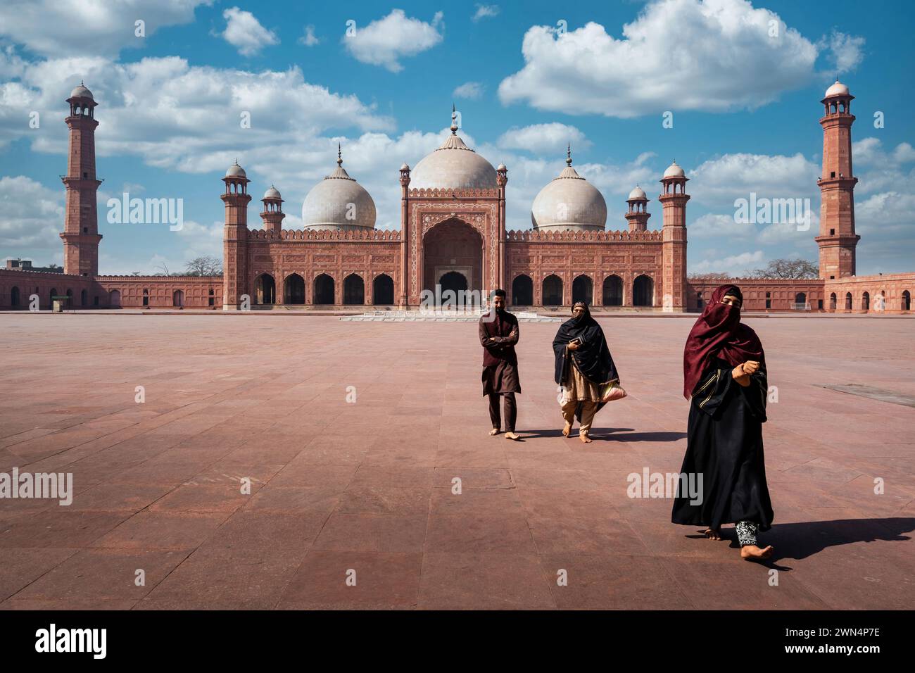 Fieles musulmanes en la histórica mezquita Badshahi en Lahore, Pakistán. Foto de stock