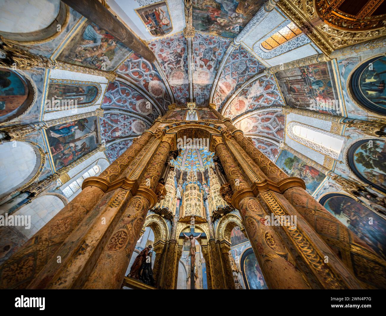 Interior de la iglesia redonda del siglo XII en el Convento de Cristo en Tomar, Portugal. Foto de stock