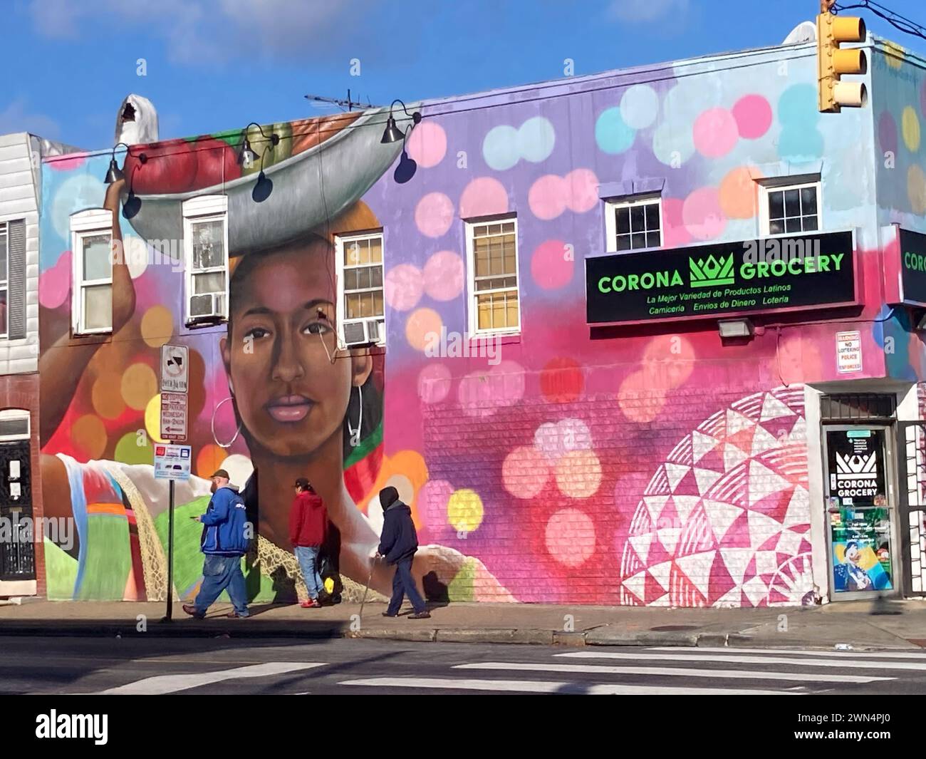 Gran mural de mujer hispana en tienda en Baltimore, Maryland Foto de stock
