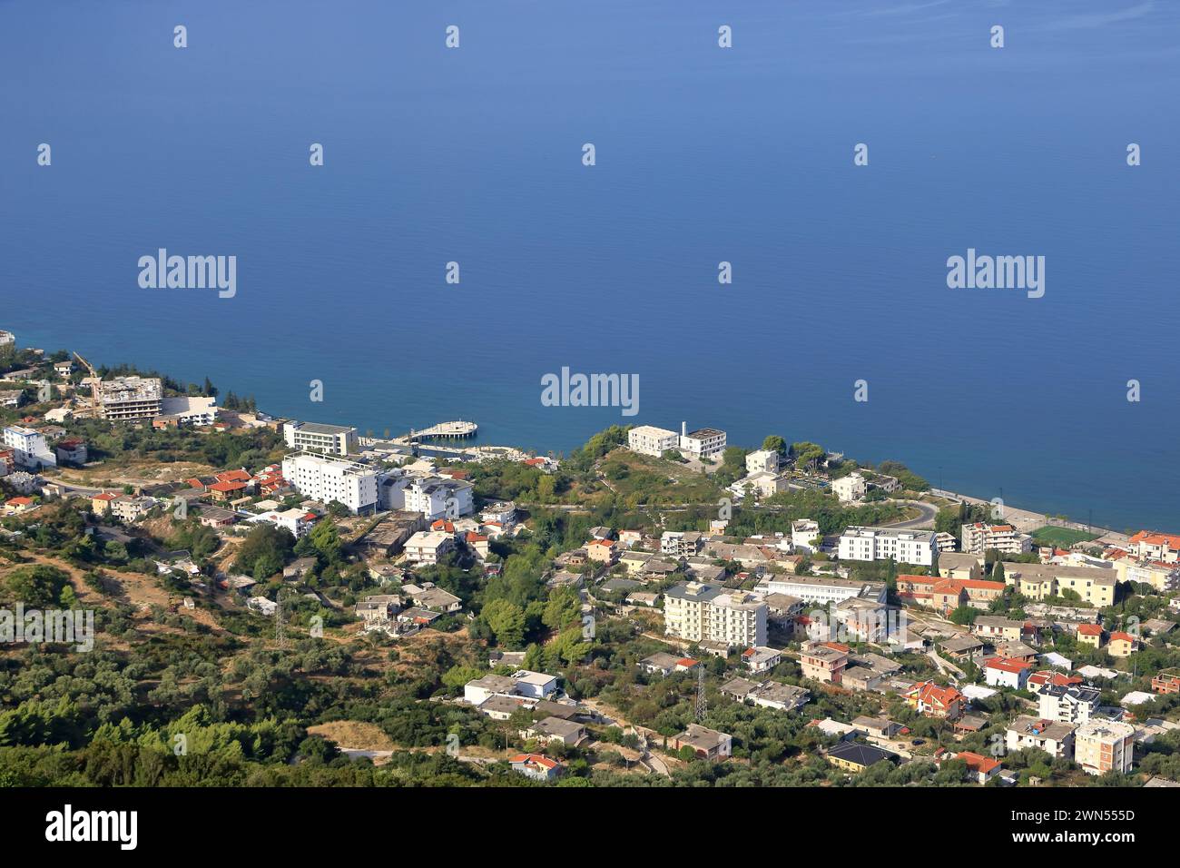 Ciudad turística de Vlora, terraplén de la ciudad, playas y el mar Adriático en Albania Foto de stock