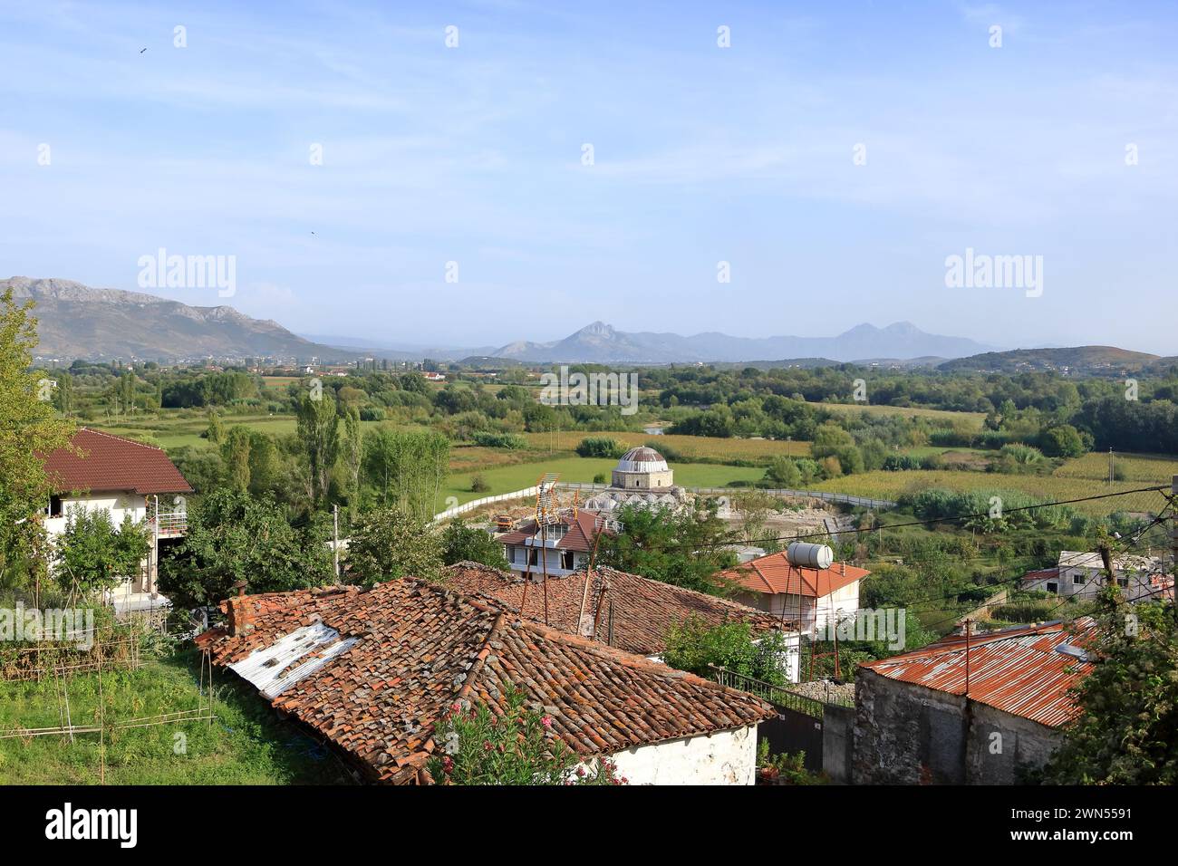 Vista de un valle con un asentamiento rural desde la antigua pared de piedra del castillo de Rozafa en Shkoder en Albania Foto de stock