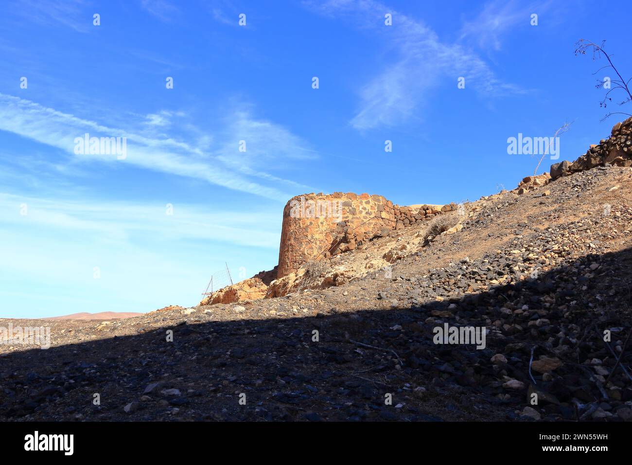 Embalse de los Molinos, Fuerteventura, Islas Canarias: Muro de presa del antiguo embalse Foto de stock