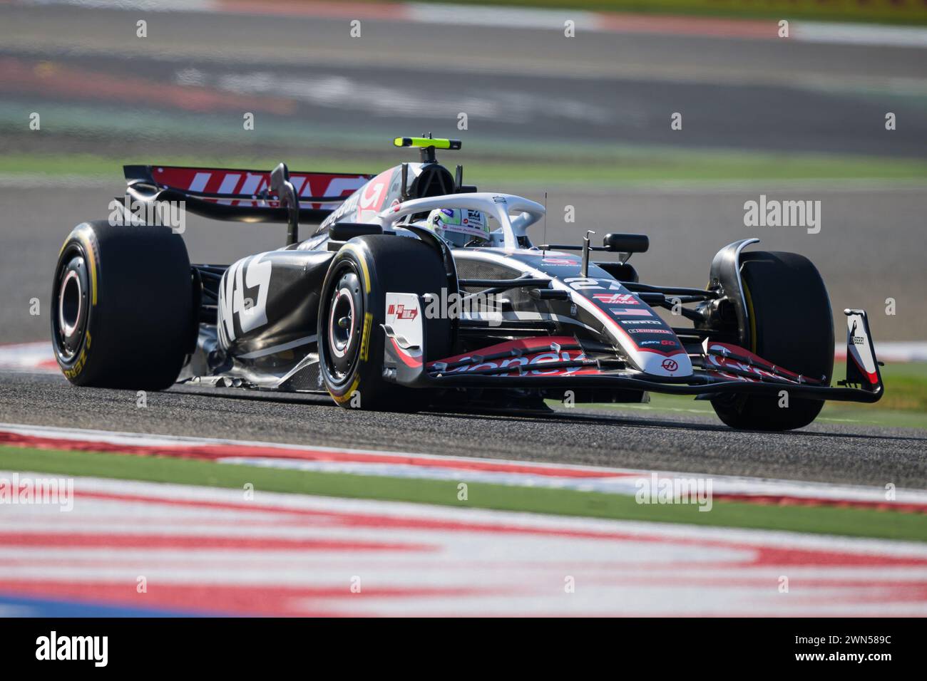 Sakhir, Bahrein. 29 de febrero de 2024. Nico Hulkenberg de MoneyGram Haas F1 Team durante la FP1. AHMAD ALSHEHAB/Alamy Live News Foto de stock