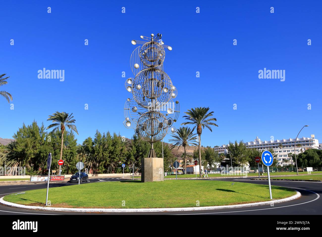 19 de noviembre de 2023 - Morro Jable, Fuerteventura en España: Monumento en una rotonda en las Islas Canarias en un día soleado Foto de stock