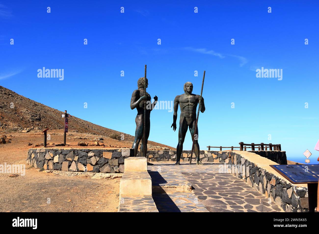 20 de noviembre de 2023 - Betancuria, Fuerteventura en España: Estatuas de Guise y Ayose, primeros reyes de Fuerteventura, estatuas de cuerpo completo, Islas Canarias Foto de stock