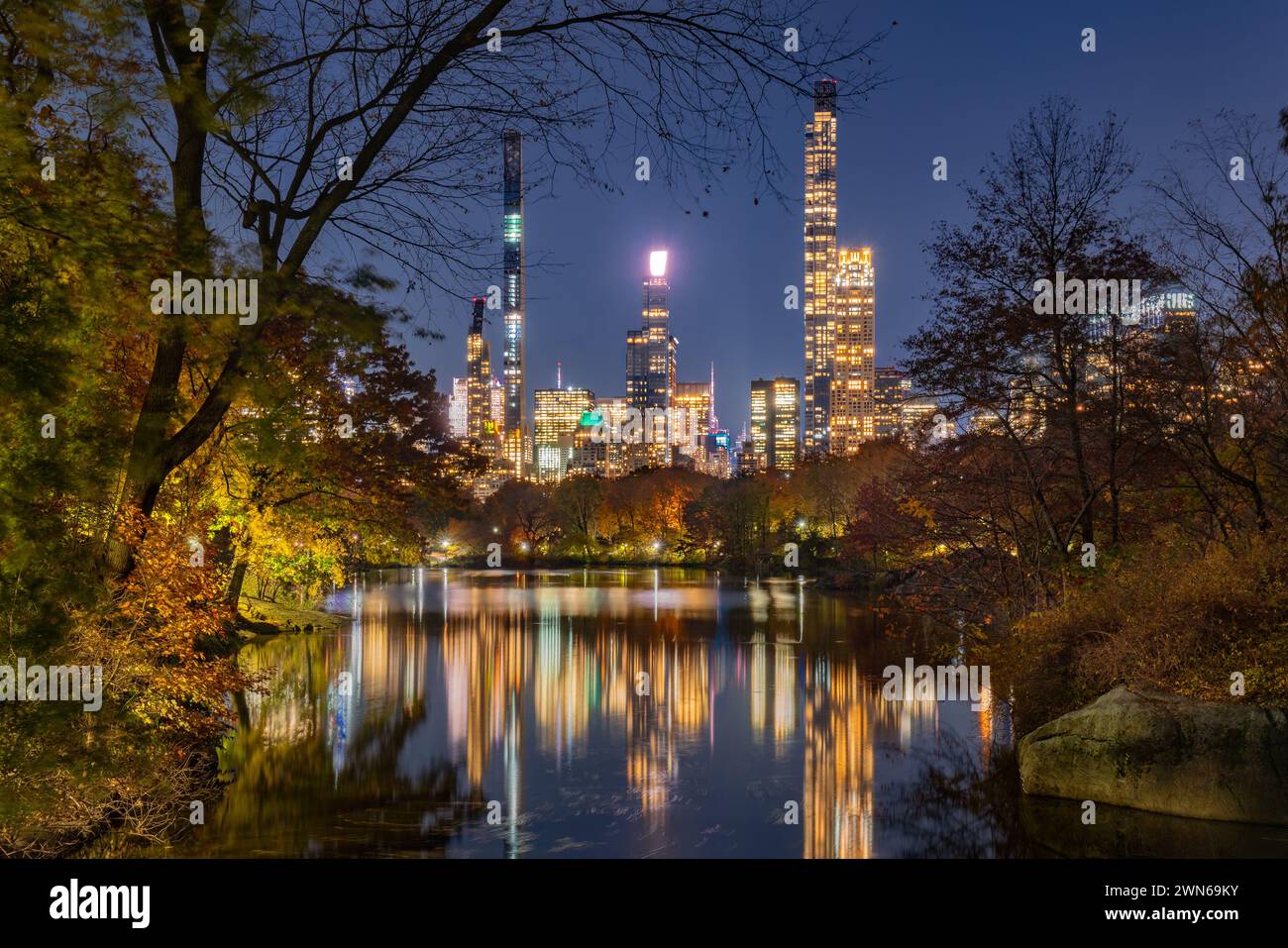 Rascacielos de billonarios' Row y reflexión en Central Park Lake por la noche. Manhattan, Nueva York Foto de stock