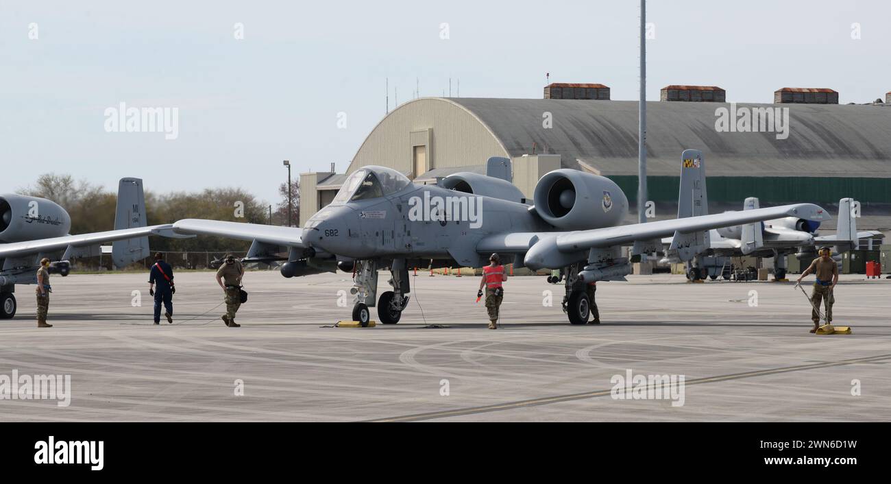 Un avión de ataque A-10C Thunderbolt II de la Fuerza Aérea de EE.UU. Asignado a la Ala 127, Guardia Nacional Aérea de Michigan, obtiene controles finales el 28 de febrero de 2024, antes de despegar de la Base de la Guardia Nacional Aérea de Savanah para volar una salida para el Ejercicio de Rage Ágil en Savannah, Ga Agile Rage 2024 es un ejercicio militar dirigido por la Oficina de la Guardia Nacional (NGB)/A3 organizado en el Centro de Dominación Aérea, también conocido como el Centro de Entrenamiento de Preparación para Combate de Savannah (CRTC) en Georgia. (Foto de la Guardia Nacional Aérea de EE.UU. Por el sargento Sean Madden) Foto de stock