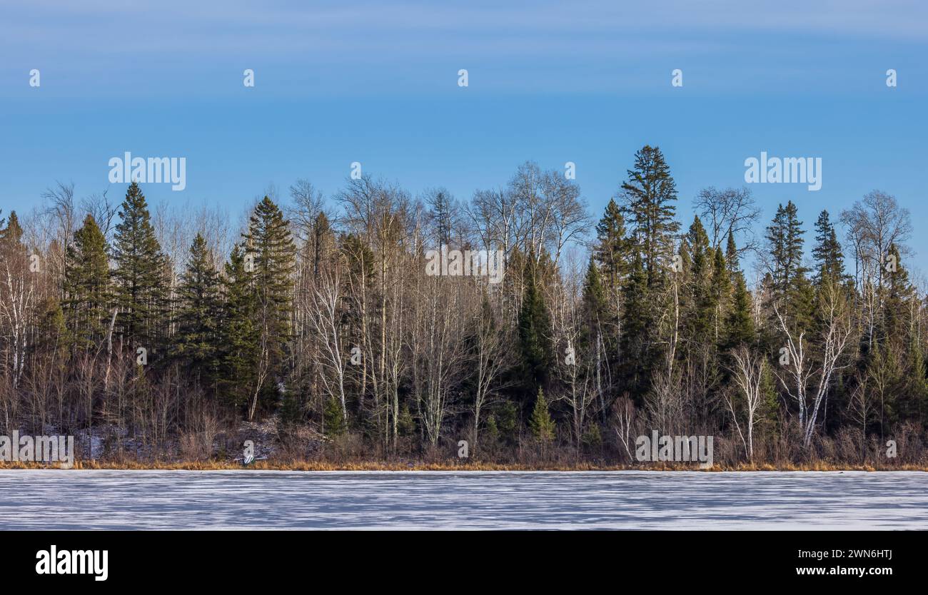 Lago Loretta en un bonito día de invierno en el norte de Wisconsin. Foto de stock