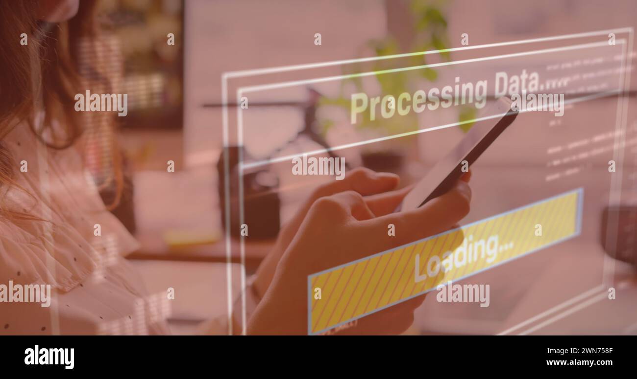 Imagen de procesamiento de datos en pantalla sobre mujer usando smartphone Foto de stock