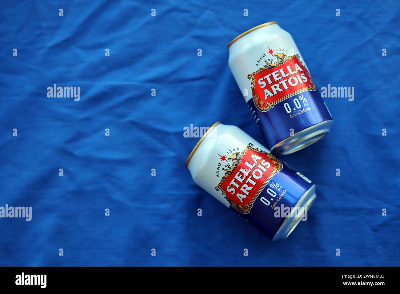 KIEV, UCRANIA - 4 DE MAYO de 2023: Lata de cerveza Stella Artois sin alcohol y baja en calorías, elaborada por una cervecería belga Foto de stock