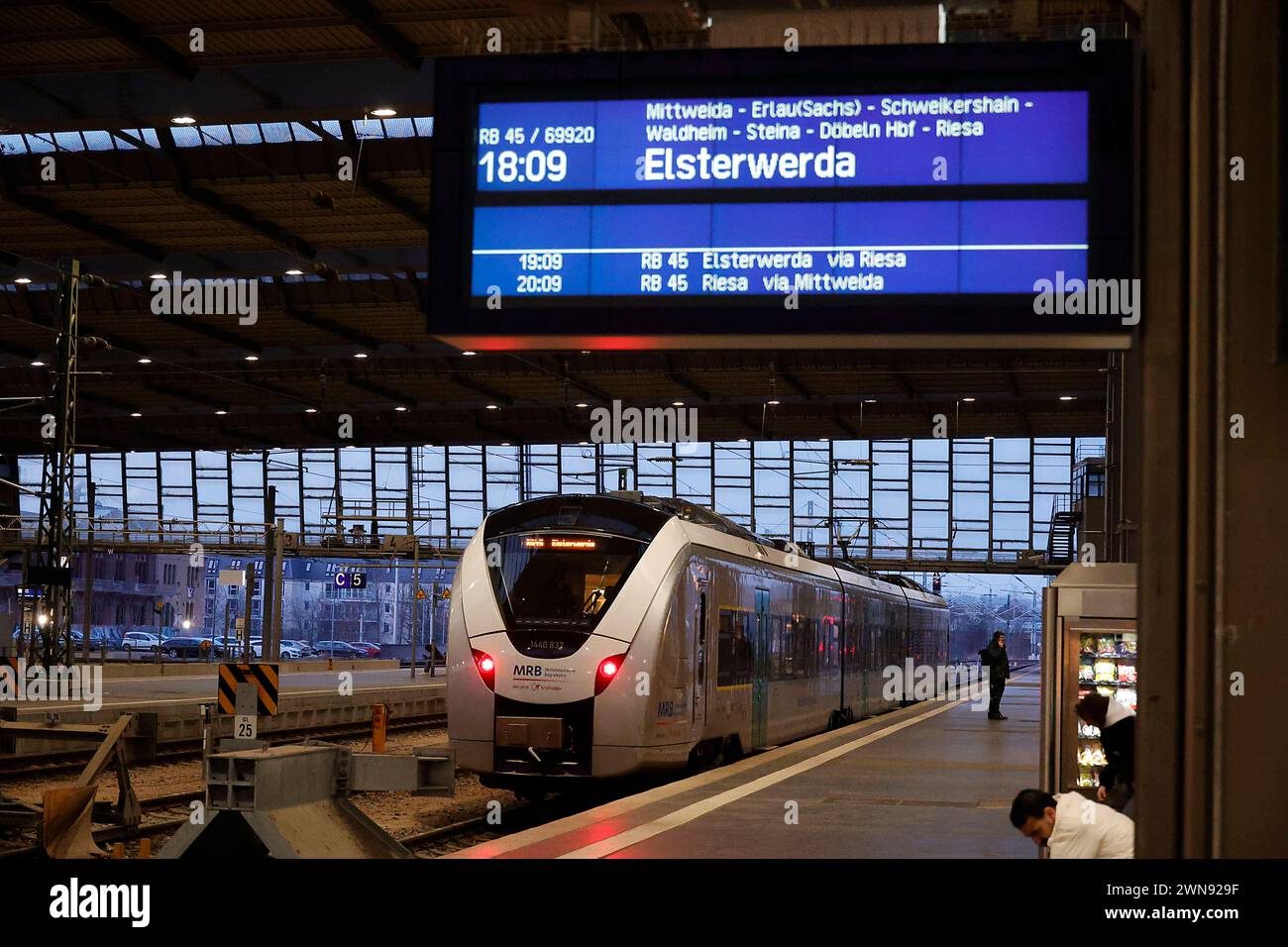 Hauptbahnhof 29.02.2024, Chemnitz, Hauptbahnhof, Zug am Bahnsteig, MRB Chemnitz Sachsen BRD *** Estación principal 29 02 2024, Chemnitz, Estación principal, Tren en la plataforma, MRB Chemnitz Sajonia BRD Foto de stock