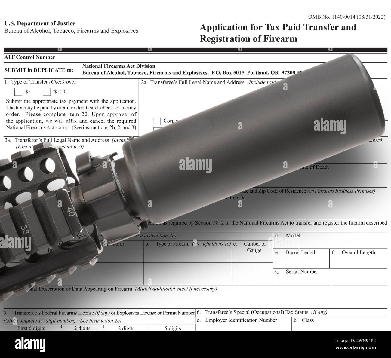 Formulario de dominio público para poseer el silenciador en un AR-16 que está arriba con sombra Foto de stock