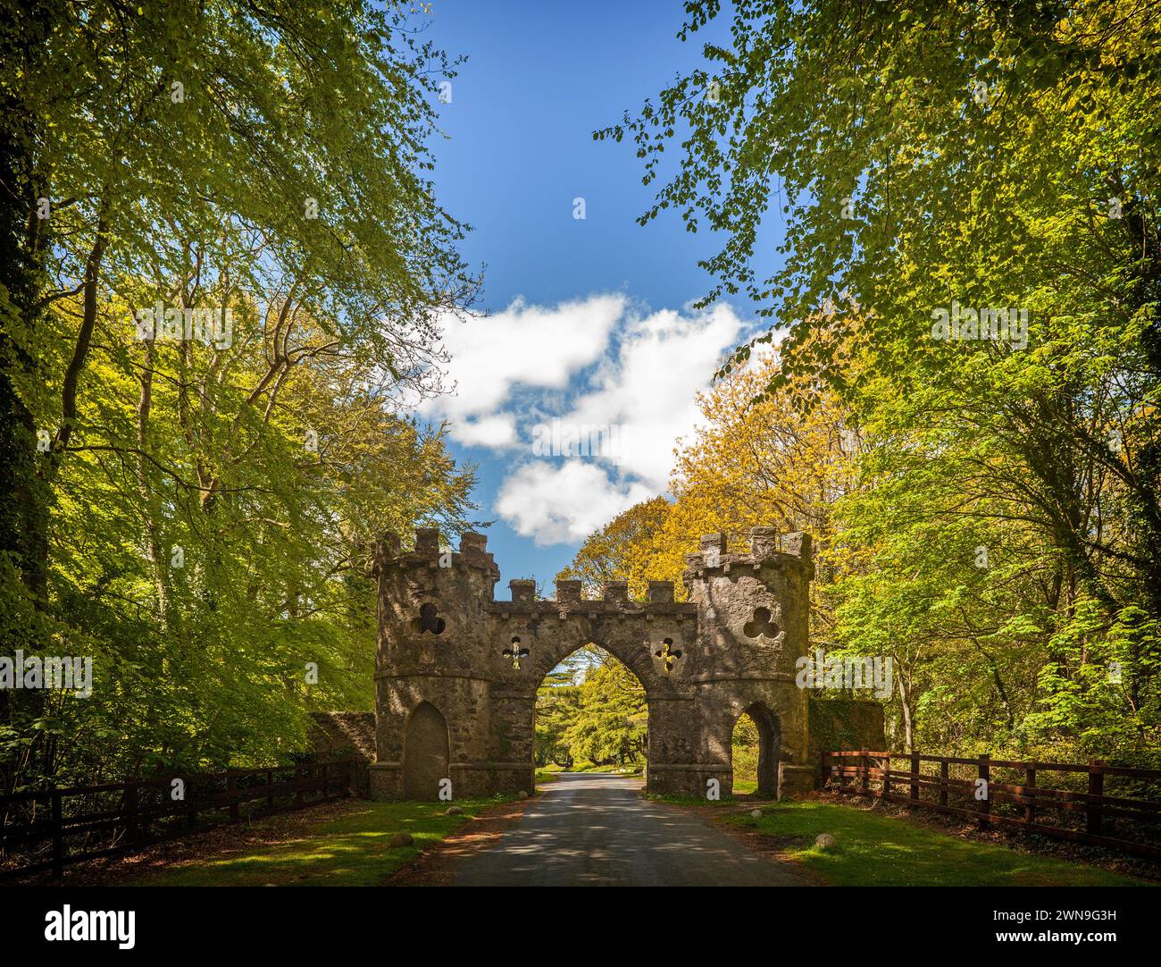 La Puerta Barbican en Tollymore Forest Park en el Condado de Down, Irlanda del Norte Foto de stock