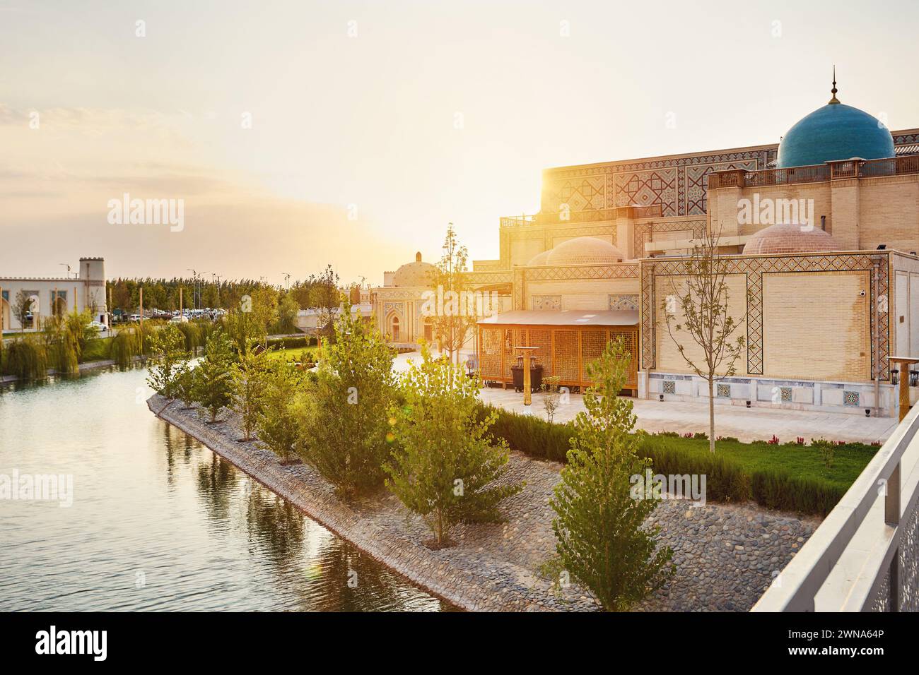Samarcanda Ciudad eterna Boqiy Shahar Registan complejo y pequeño restaurante cerca del río en Uzbekistán. Vista desde el puente marbel. Foto de stock