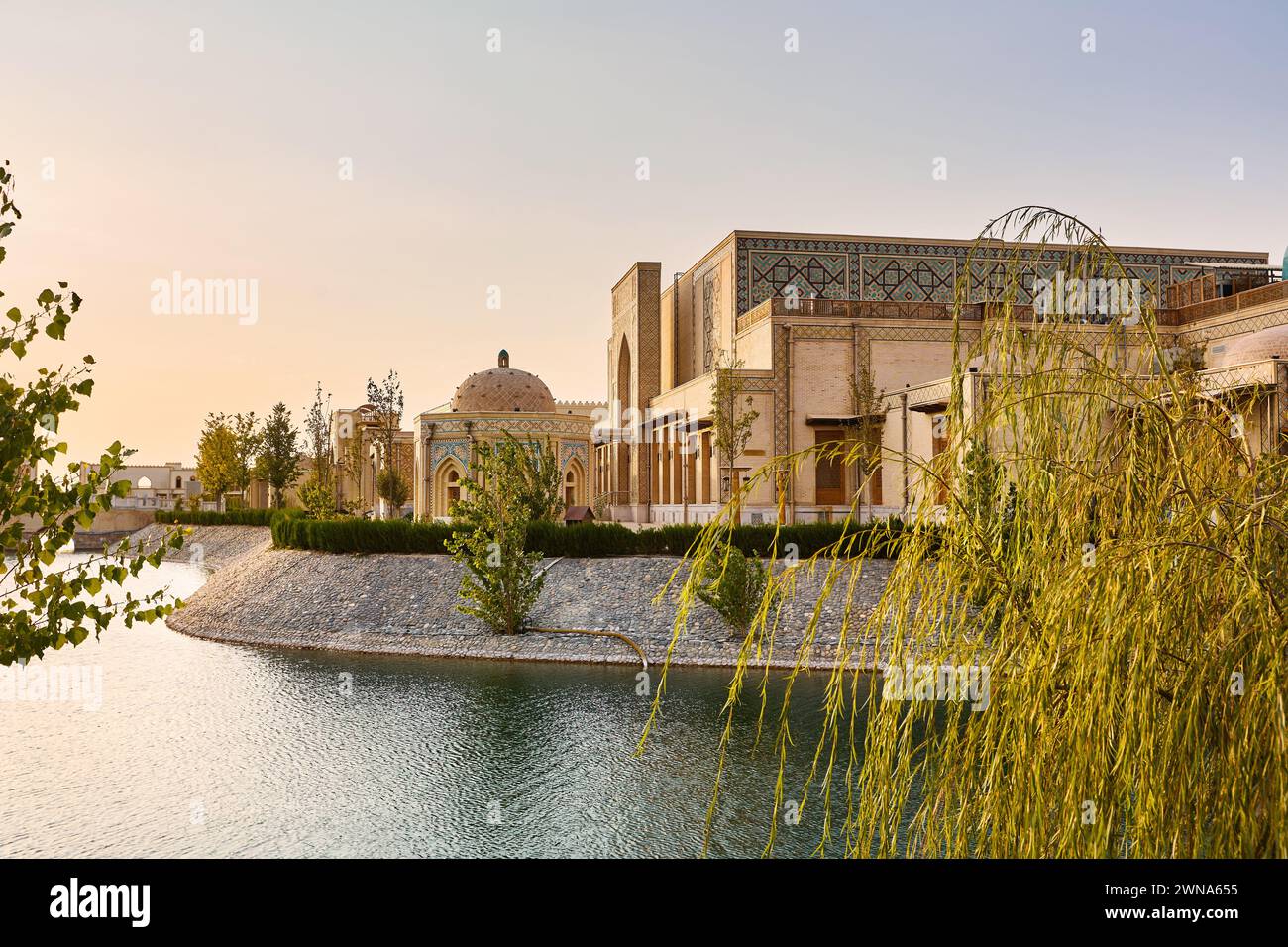 Samarcanda Ciudad eterna Boqiy Shahar Registan complejo y pequeño restaurante cerca del río en Uzbekistán. Vista desde el puente marbel. Foto de stock