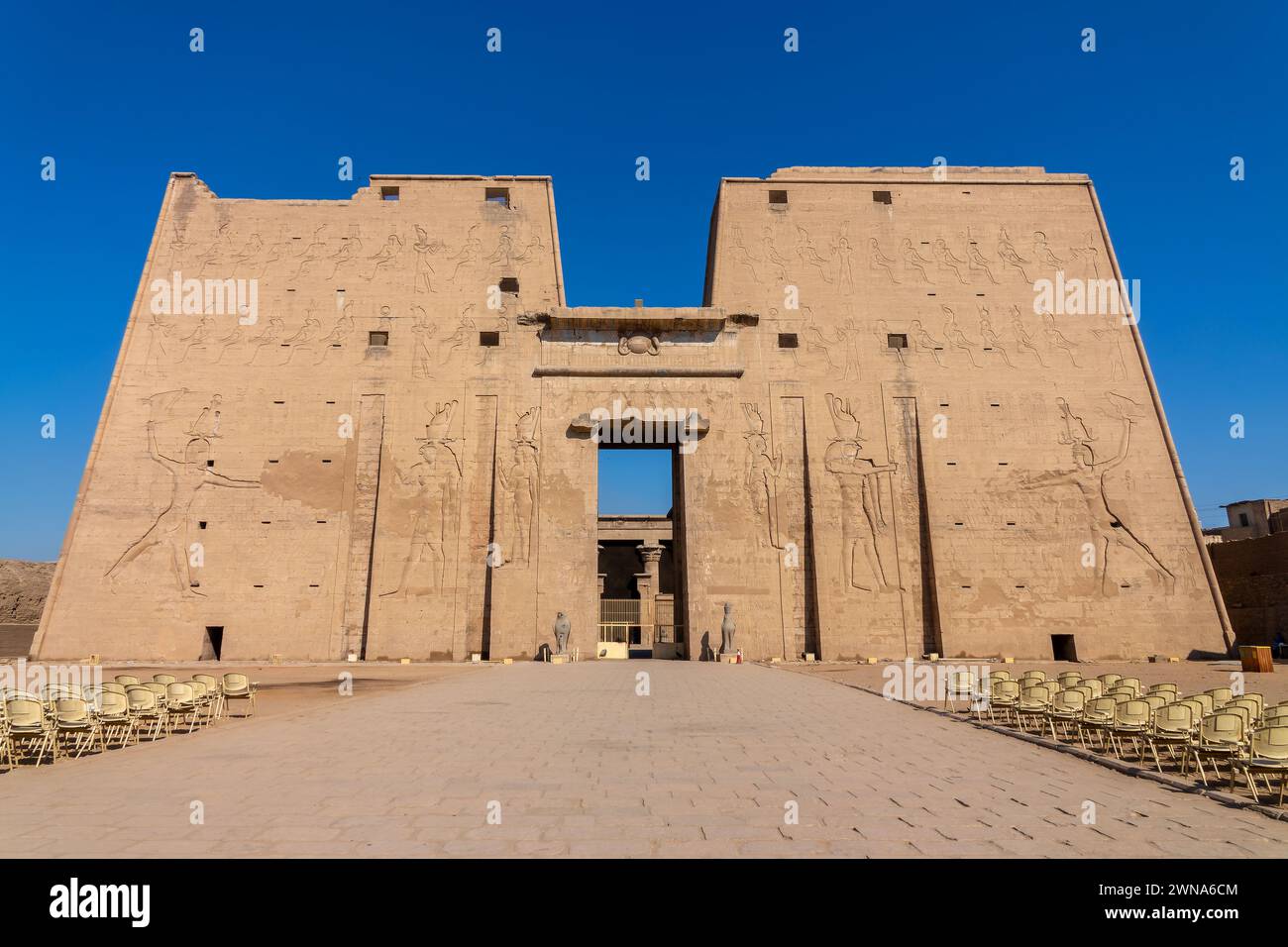 Entrada y fachada del antiguo templo egipcio de Edfu en la orilla oeste del río Nilo, Egipto Foto de stock