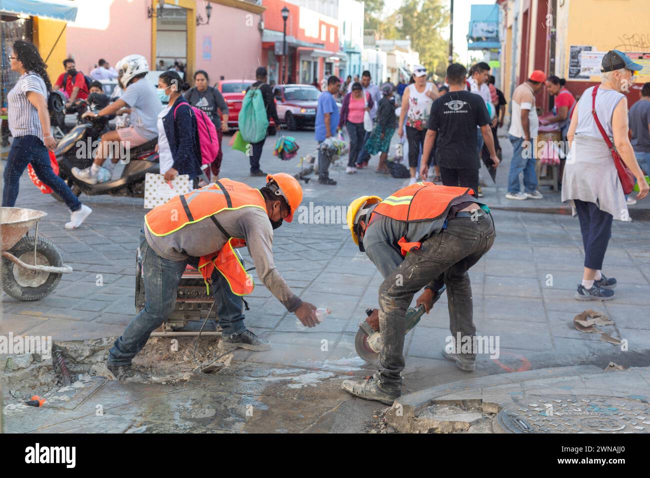 Oaxaca, México - Trabajadores reconstruyen la calle Carlos María Bustamante en el centro de la ciudad de Oaxaca. La mayor parte del trabajo se realiza a mano. Foto de stock