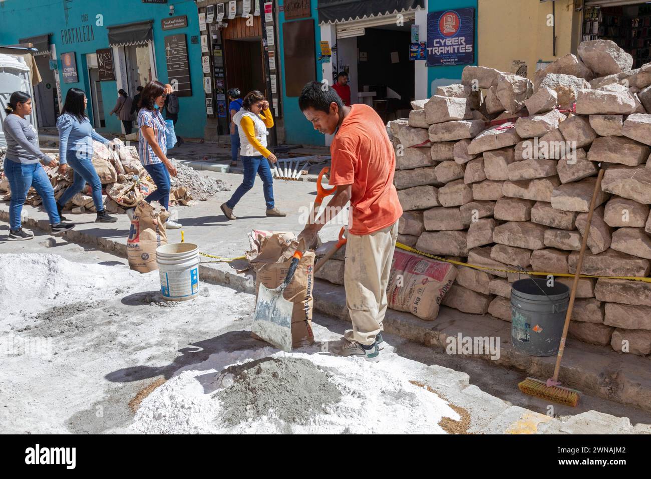 Oaxaca, México - Trabajadores reconstruyen la calle Carlos María Bustamante en el centro de la ciudad de Oaxaca. La mayor parte del trabajo se realiza a mano. Foto de stock