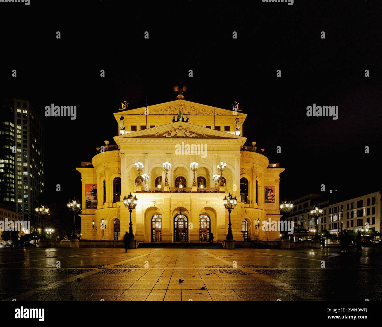 Frankfurt Alte Oper por la noche Foto de stock