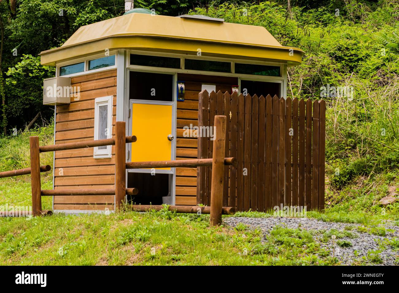 Primer plano de baños públicos de madera en una zona de parque forestal en Corea del Sur Foto de stock