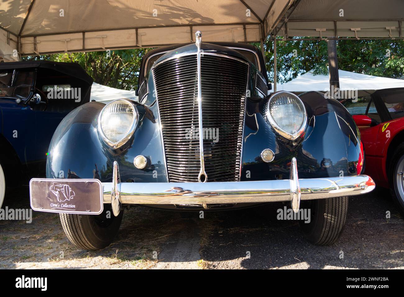 Salvador, BAHIA, BRASIL - 02 DE DICIEMBRE DE 2023: Un Chevrolet de 1937 en exhibición en una feria de autos vintage en la ciudad de Salvador, Bahía. Foto de stock