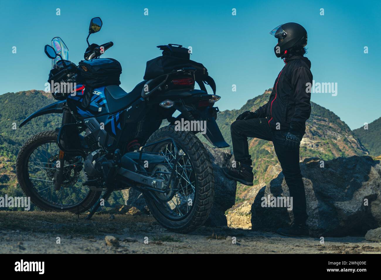 13 de febrero de 2024, Ciudad de Dehradun Uttarakhand India. Jinete de Aventura con Motocicleta en Uttarakhand Hills, India Foto de stock