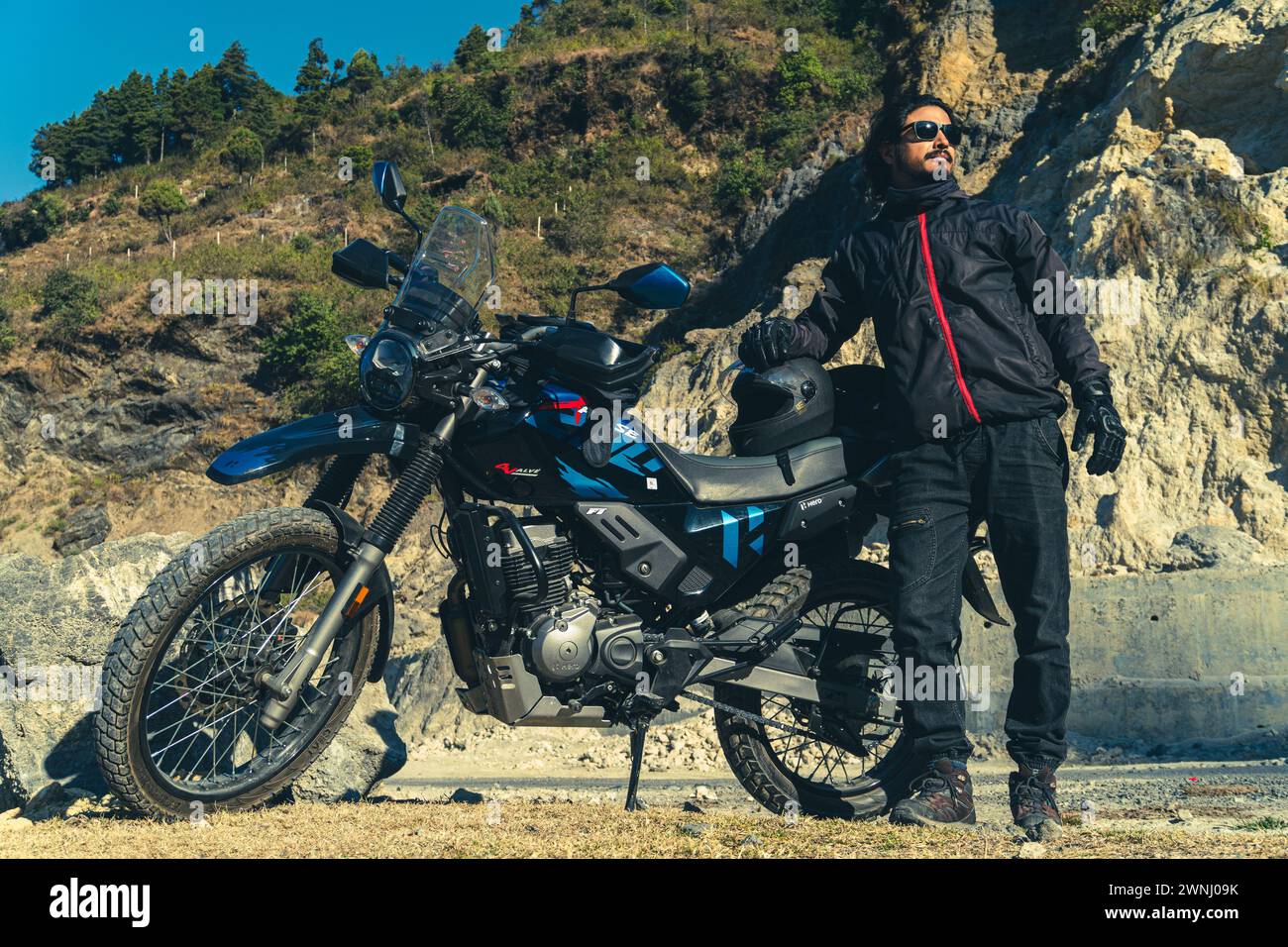 13 de febrero de 2024, Ciudad de Dehradun Uttarakhand India. Jinete de Aventura con Motocicleta en Uttarakhand Hills, India Foto de stock