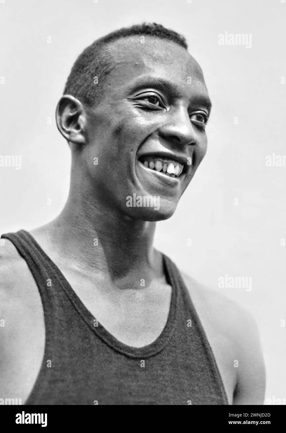Jesse Owens, estrella estadounidense de atletismo y campo en el verano de 1936, antes de ganar cuatro medallas de oro en los Juegos Olímpicos de 1936 en Berlín, Alemania. Foto de stock