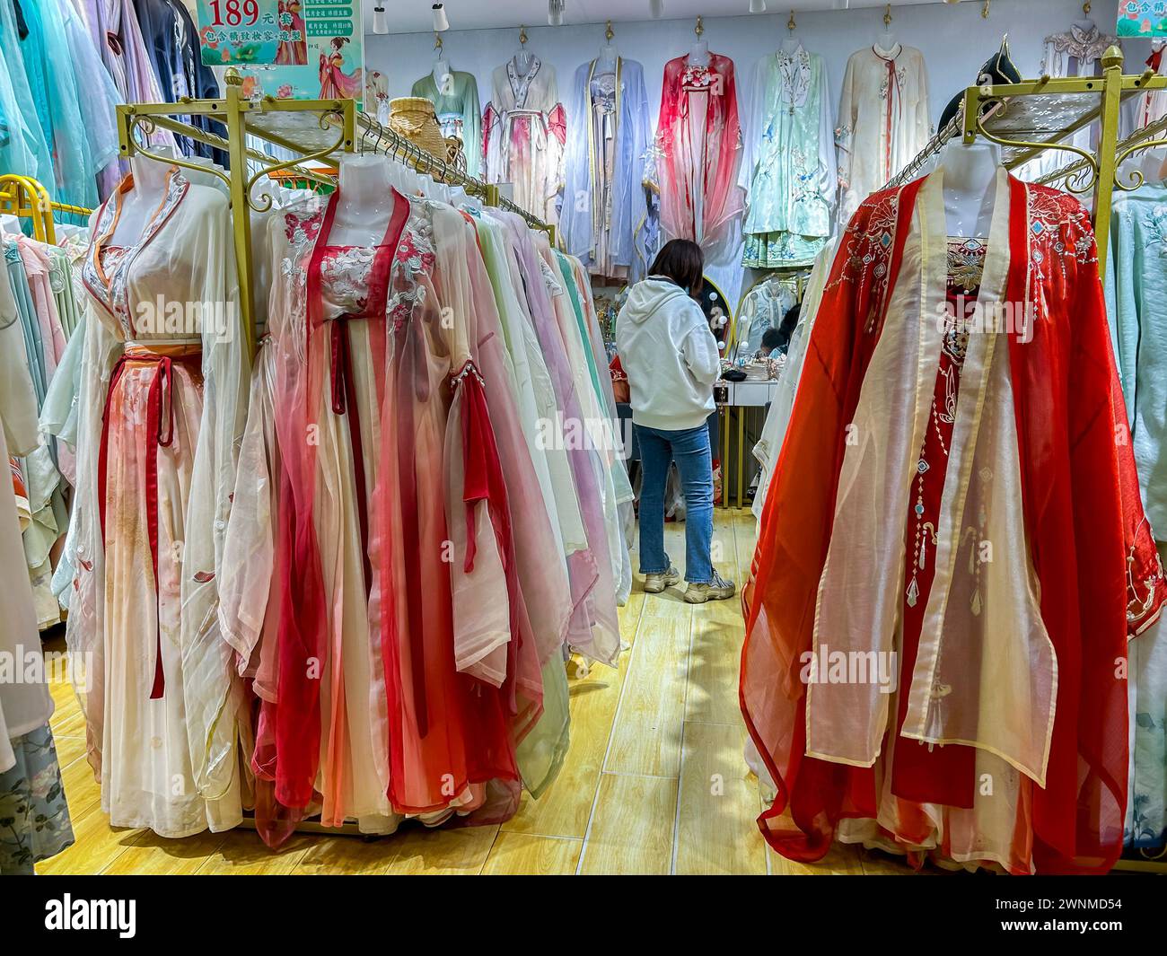 Suzhou, China, turistas chinos, mujer de compras dentro de la tienda de seda tradicional, en el centro histórico de la ciudad vieja, opciones de asia Foto de stock