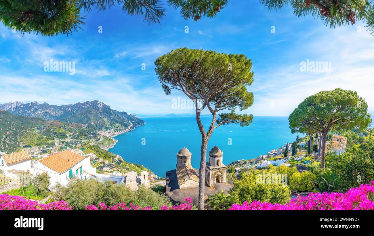 Una vista desde los jardines de Villa Ravello, Italia Foto de stock