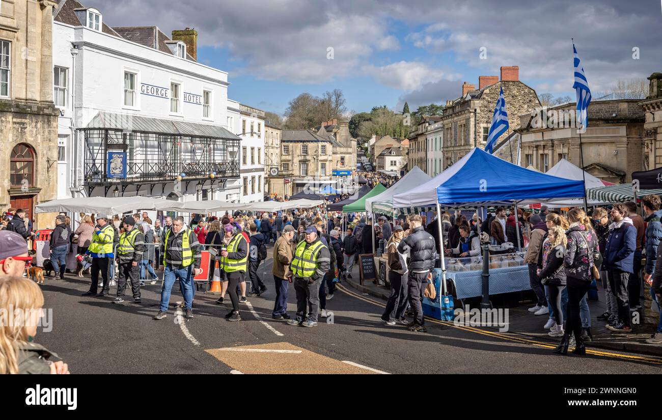 Multitudes de compradores en el mercado peatonal con comisarios en chaquetas de alta visibilidad en Frome Independent Sunday Market, Somerset, Reino Unido, el 3 de marzo de 2024 Foto de stock