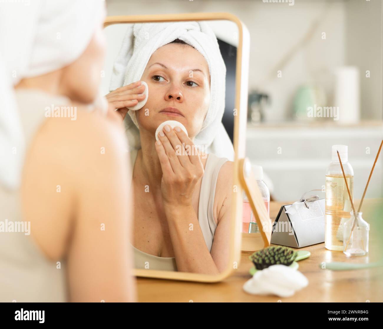 Quitandose el maquillaje fotografías e imágenes de alta resolución - Página  11 - Alamy