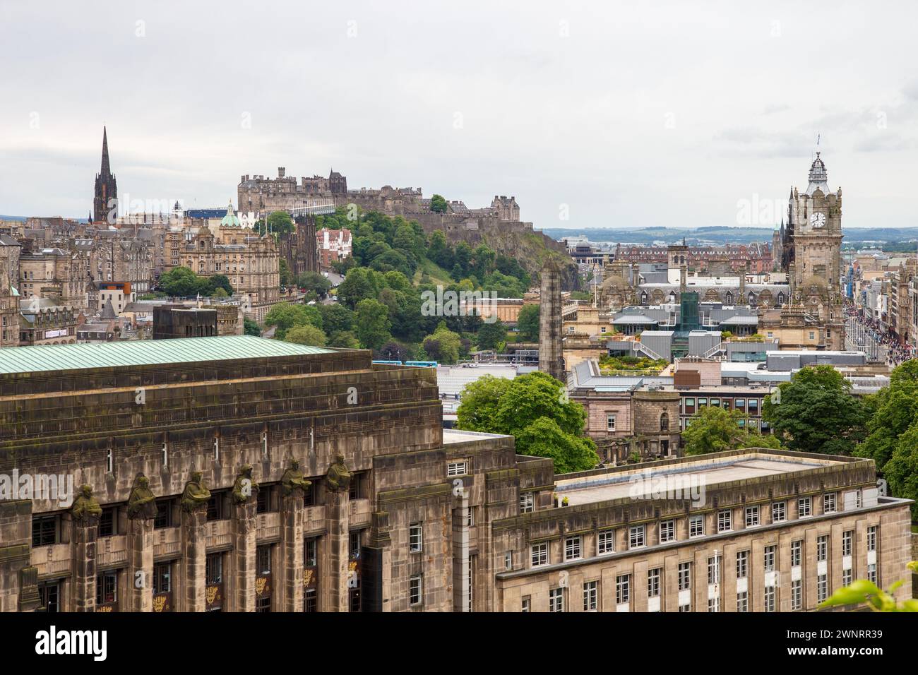 Mirando hacia el castillo de Edimburgo desde Calton Hill Foto de stock