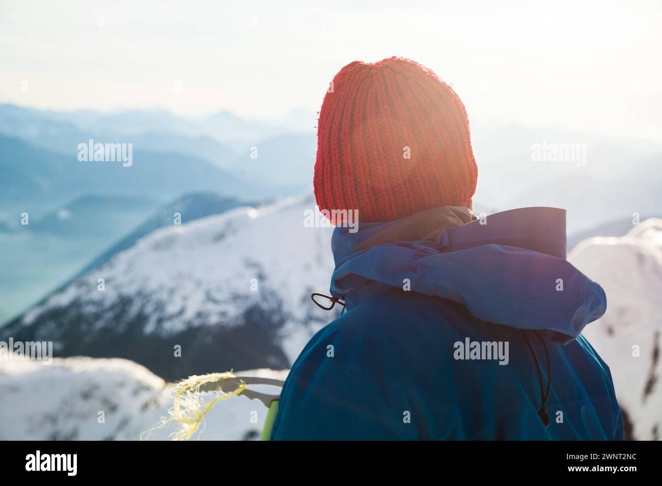 Vista trasera del hombre activo mirando hacia fuera a la vista desde la cumbre de la montaña Foto de stock
