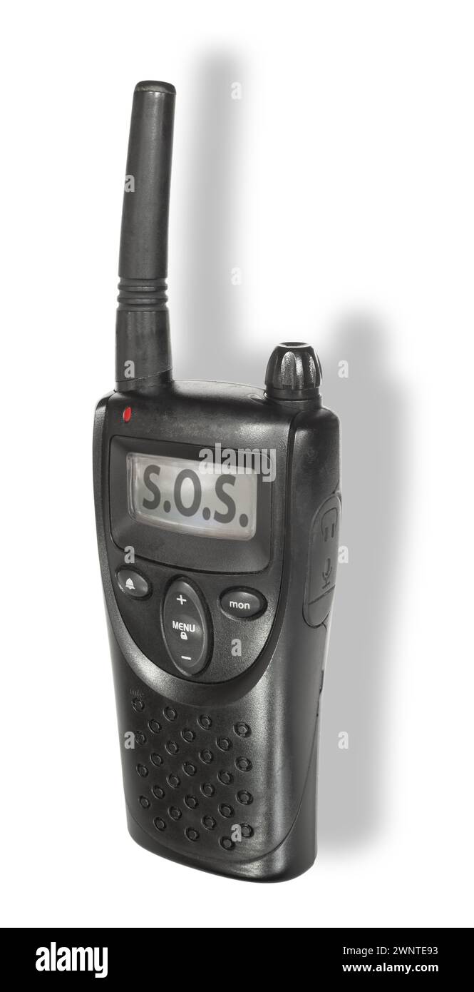 Señal SOS que se muestra en una pantalla LCD walkie talkie de onda corta con sombra de caída detrás. Foto de stock
