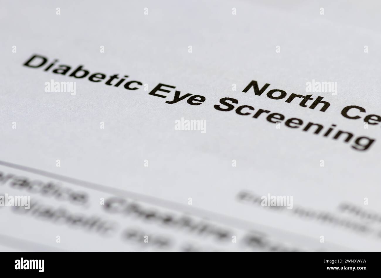 Un primer plano de una carta a un paciente para la detección de ojos diabéticos. Foto de stock