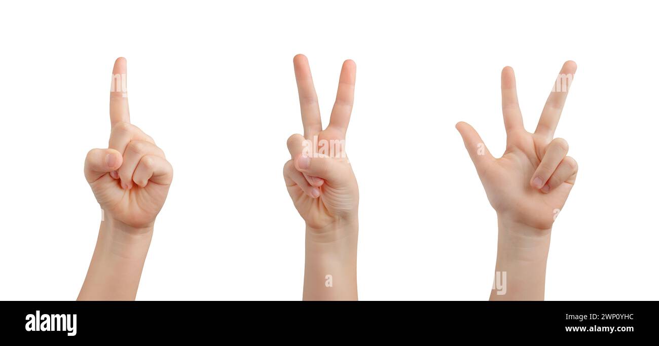 Manos de niño aisladas. Representando cuentas de uno a tres con los dedos extendidos, fomentando las habilidades de aritmética y comunicación Foto de stock