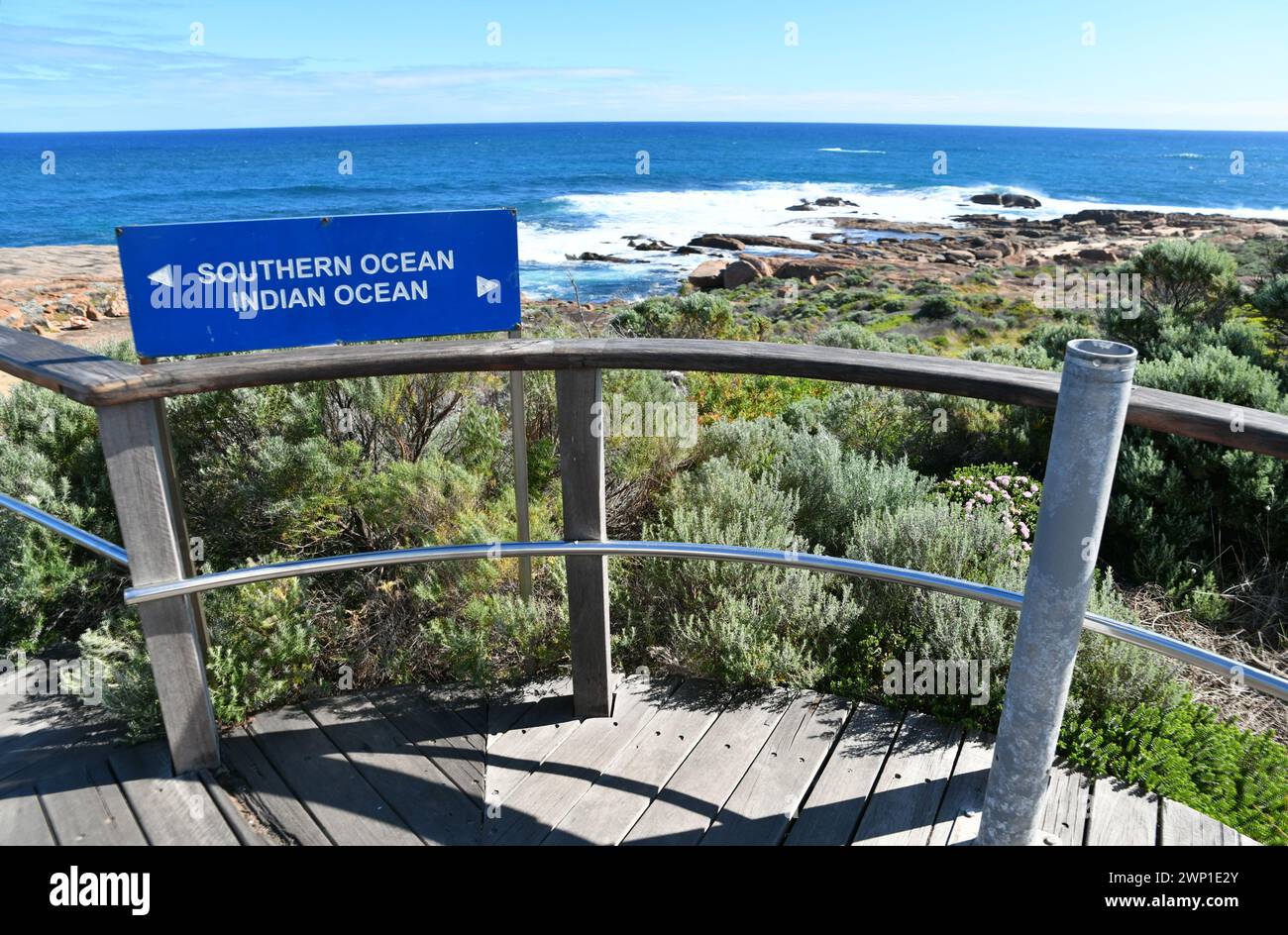Plataforma con letrero, que ofrece vistas de los océanos Índico y del Sur en Cape Leeuwin, WA Foto de stock
