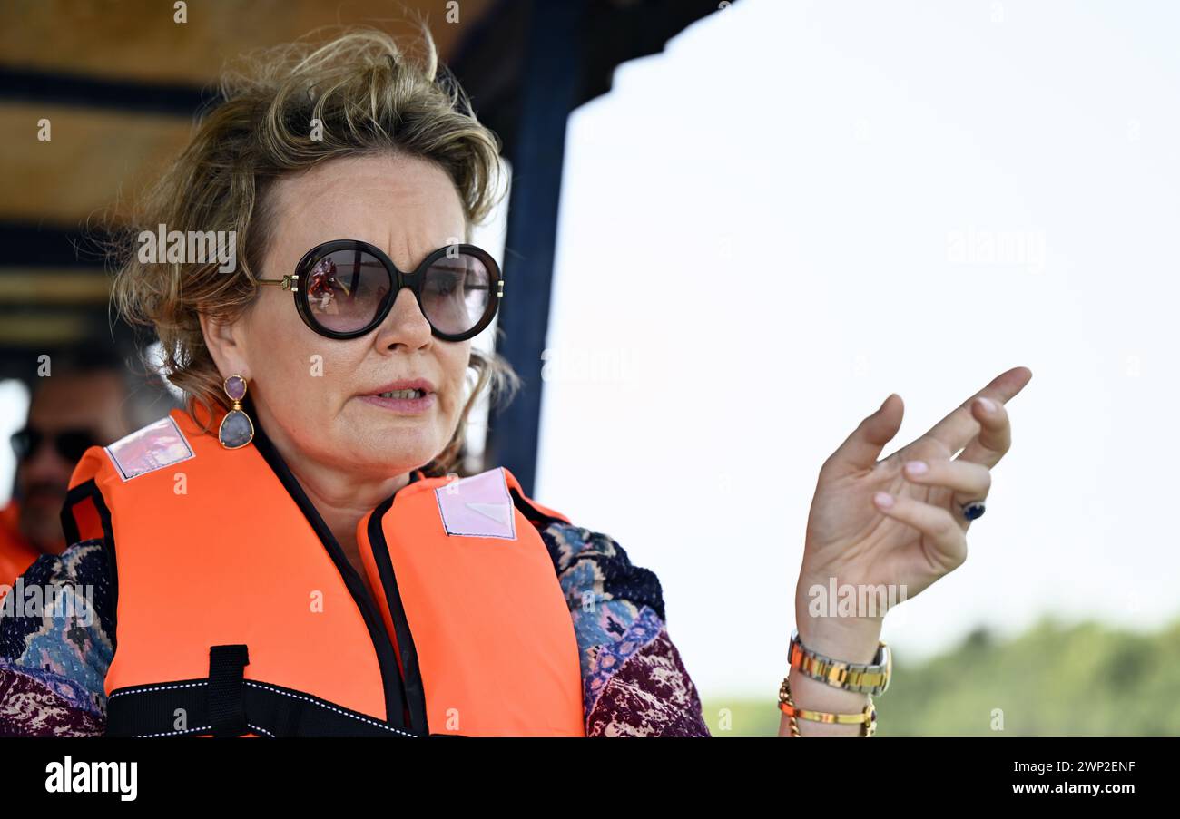 Abiyán, Costa de Marfil. 05 de marzo de 2024. La reina Mathilde de Bélgica hace un viaje en barco a través de los manglares, después de una visita real a Grand-Lahou, durante una visita de trabajo real a Costa de Marfil, el martes 05 de marzo de 2024. La Reina se reúne con las comunidades pesqueras locales amenazadas por el aumento del nivel del mar. La Reina está visitando Costa de Marfil en su calidad de embajadora de los Objetivos de Desarrollo Sostenible de las Naciones Unidas (ONU). Crédito: Belga News Agency/Alamy Live News Foto de stock